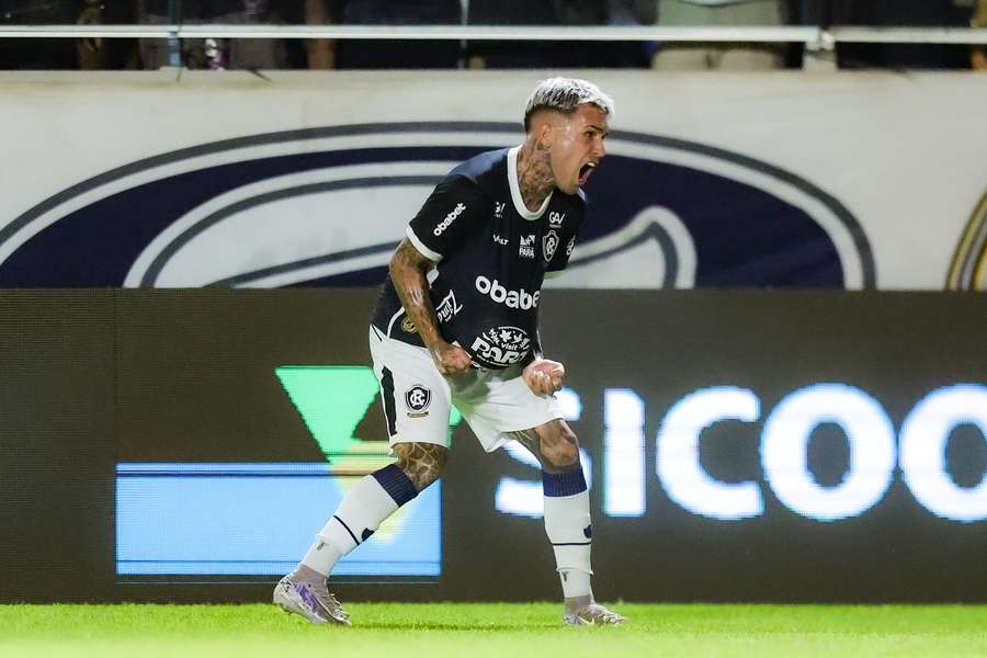 Diego Hernández, ex-Botafogo, voltou a deixar o seu em cobrança de falta