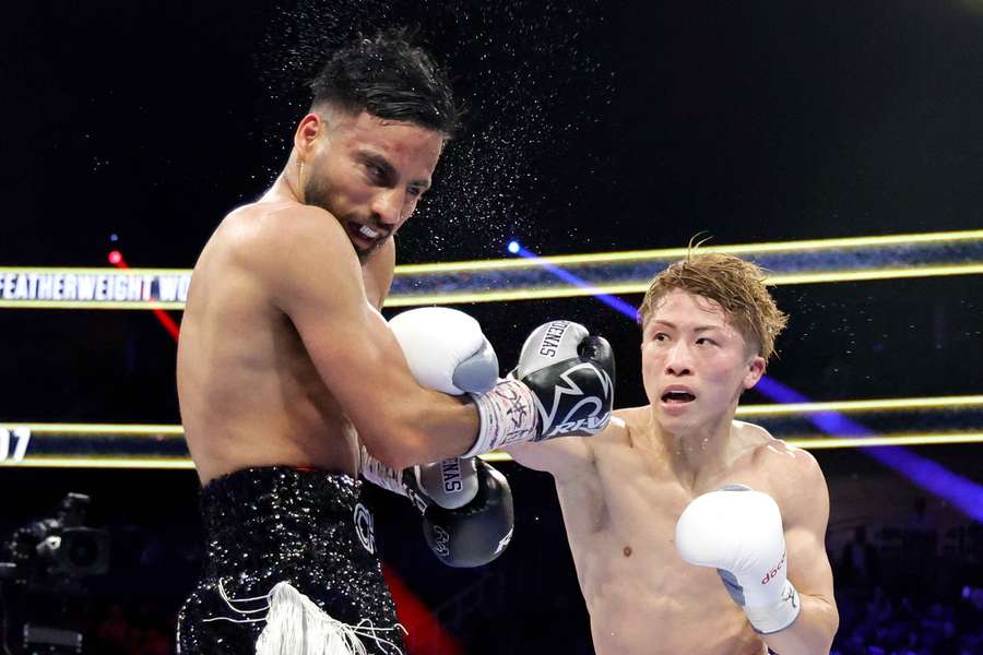Naoya Inoue, campeão indiscutível dos pesos-galos, dá um soco em Ramon Cardenas