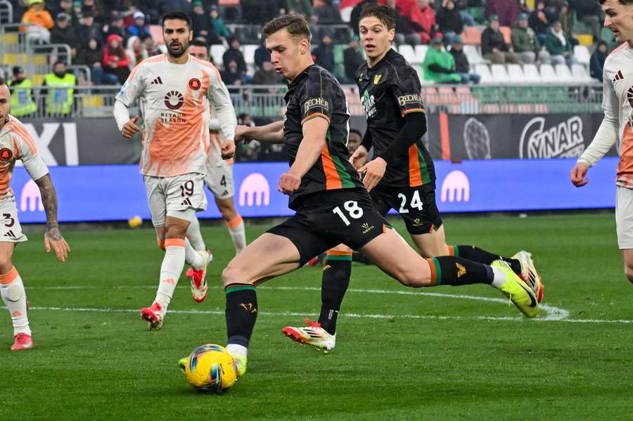 Daniel Fila střílí na bránu AS Řím při svém prvním utkání za Benátky.