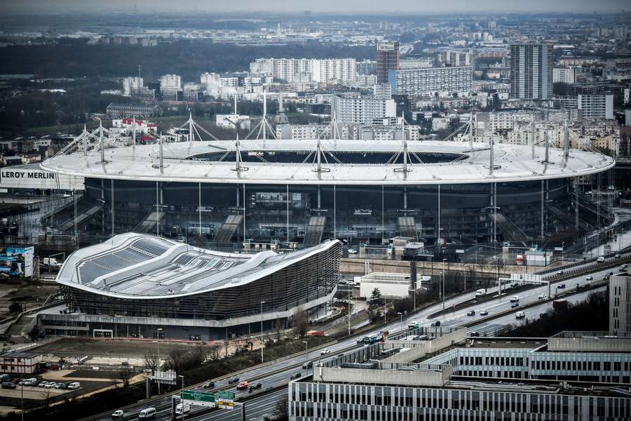 O estádio olímpico e a piscina no centro de Seine-Saint-Denis