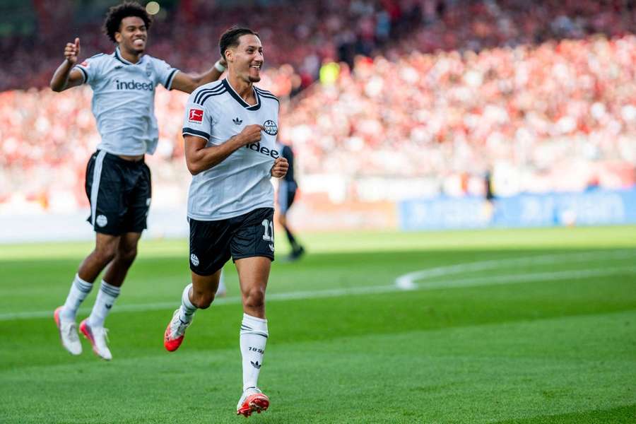 Ebnoutalib bejubelt seinen ersten Bundesliga-Hattrick Ebnoutalib bejubelt seinen ersten Bundesliga-Hattrick