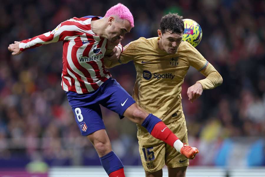 Andreas Christensen i duel med Antoine Griezmann i søndagens kamp mellem Atletico Madrid og FC Barcelona.