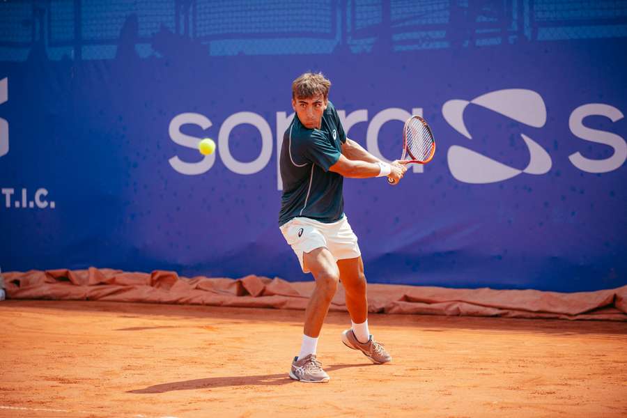 Dani Mérida golpea la bola Dani Mérida golpea la bola