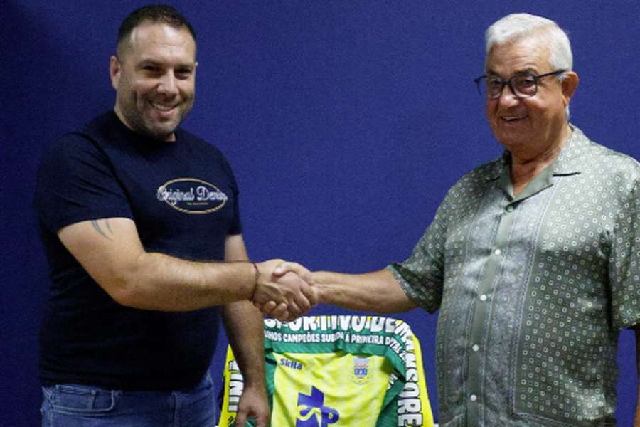 António Almeida, presidente da UD Mansores, com Carlos Pinho, presidente do Arouca António Almeida, presidente da UD Mansores, com Carlos Pinho, presidente do Arouca