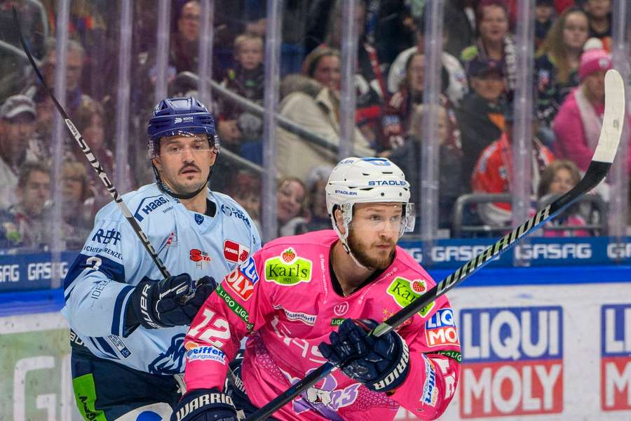 Eric Mik (r.) von den Eisbären Berlin.