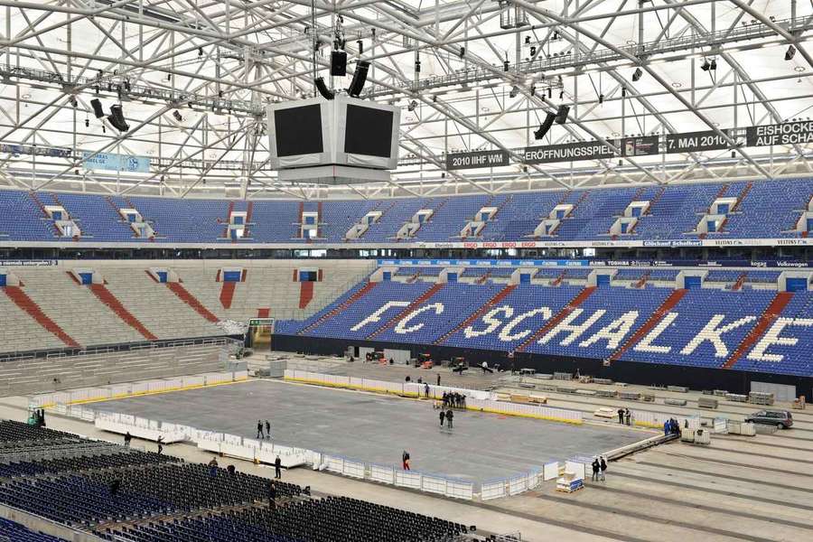 Veltins Arena sa prestavia pre potreby hokeja.