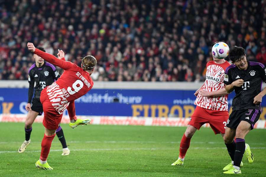 Freiburg's Lucas Holer scores to make it 2-2