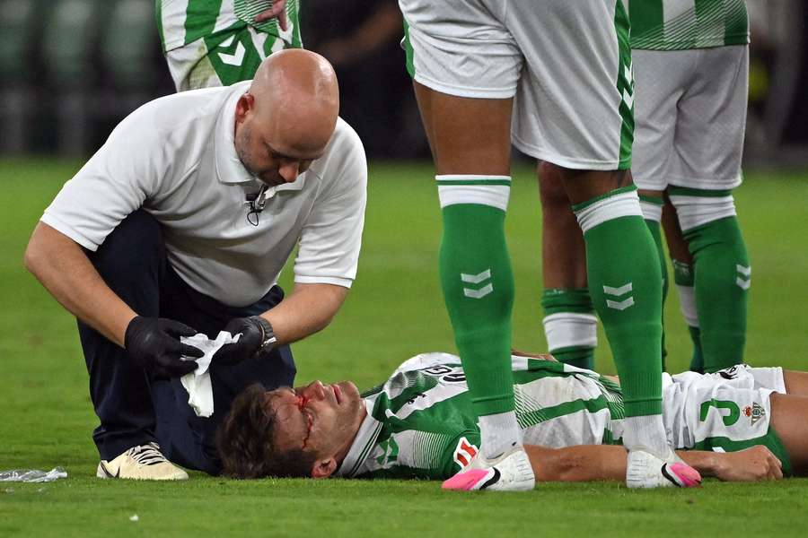 Diego Llorente, siendo atendido por los servicios médicos del Betis Diego Llorente, siendo atendido por los servicios médicos del Betis