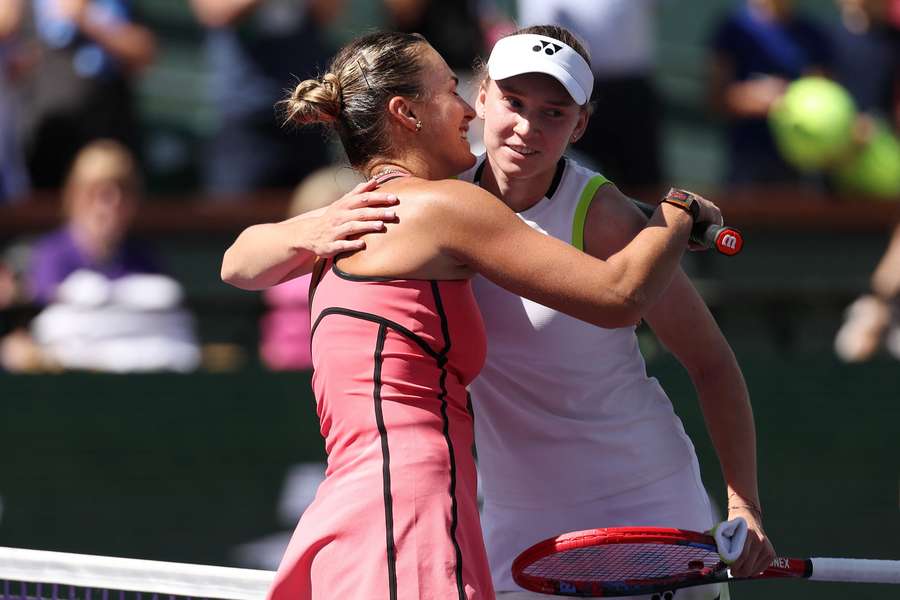 Sabalenka y Rybakina se abrazan en un partido anterior