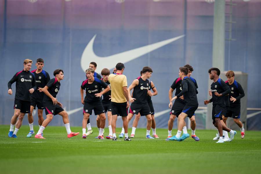 Muchos canteranos en el entrenamiento del Barcelona