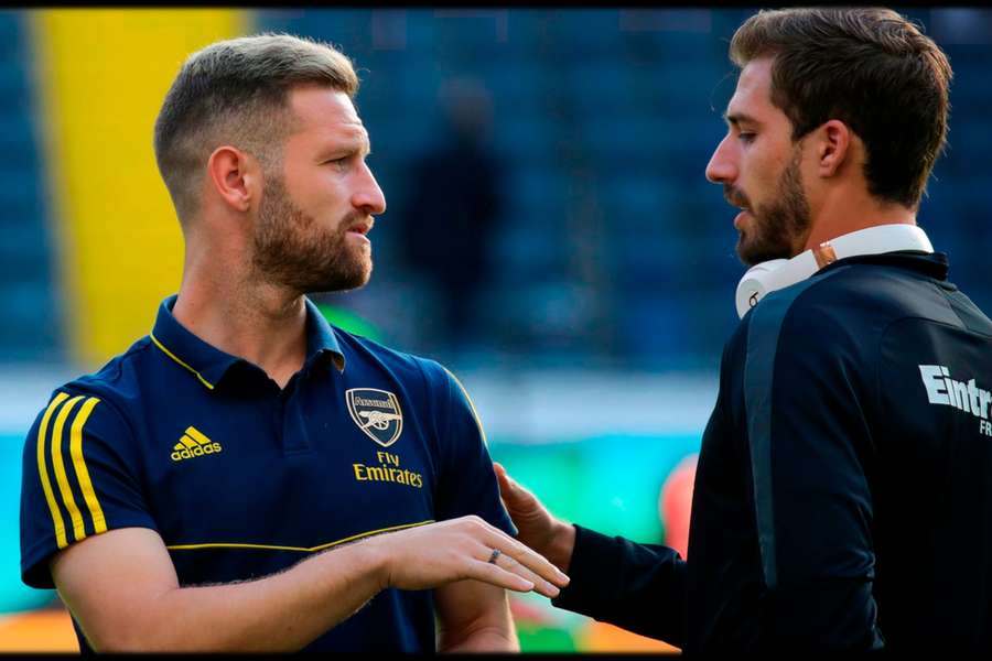 Mustafi (l.) im Trikot von Arsenal