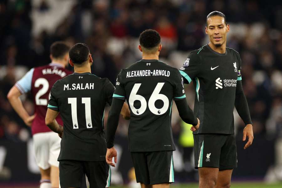 Mohamed Salah, atacantul lui Liverpool, sărbătorește cu Virgil van Dijk