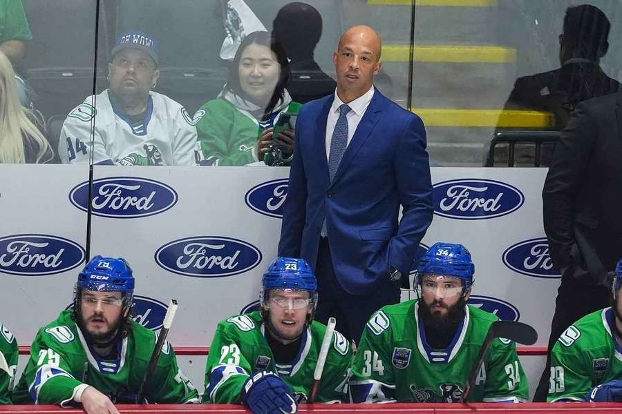 Malhotra na lavičke Abbotsfordu.