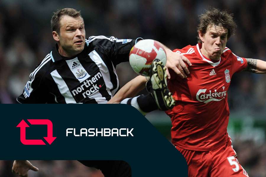 Mark Viduka, do Newcastle United, desafia Daniel Agger, do Liverpool, em 2009