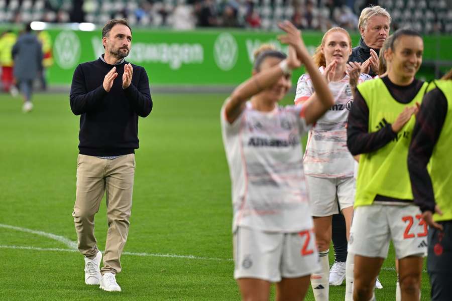 Die Bayern-Damen feiern den 3:1-Sieg in Wolfsburg