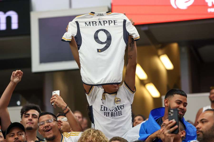 Fanoušci Realu Madrid už v ochozech pózují s Mbappého novým dresem.