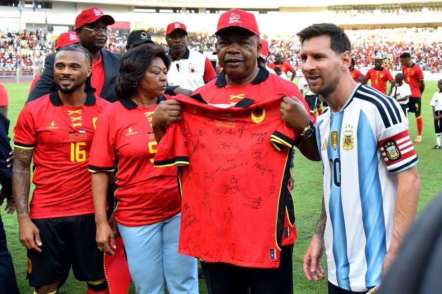 Messi jogou em Angola Messi jogou em Angola