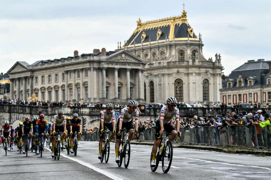 Der Regen in Paris zwang den Veranstalter zu der ungewöhnlichen Maßnahme