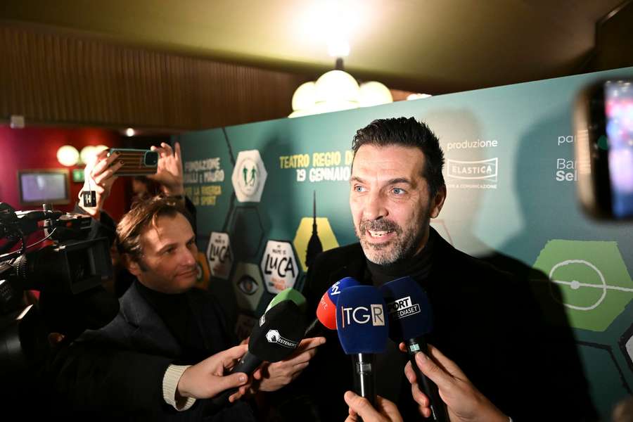 Buffon eager to see Totti make Roma return