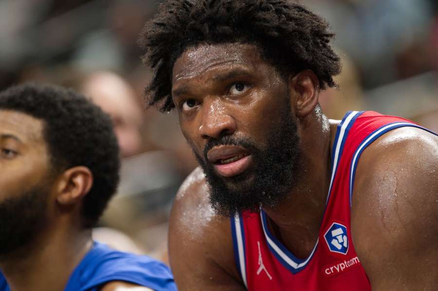 Joel Embiid, en el banquillo