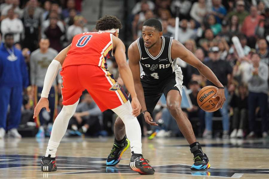 San Antonio Spurs guard De'Aaron Fox dribbles against New Orleans Pelicans guard Jeremiah Fears