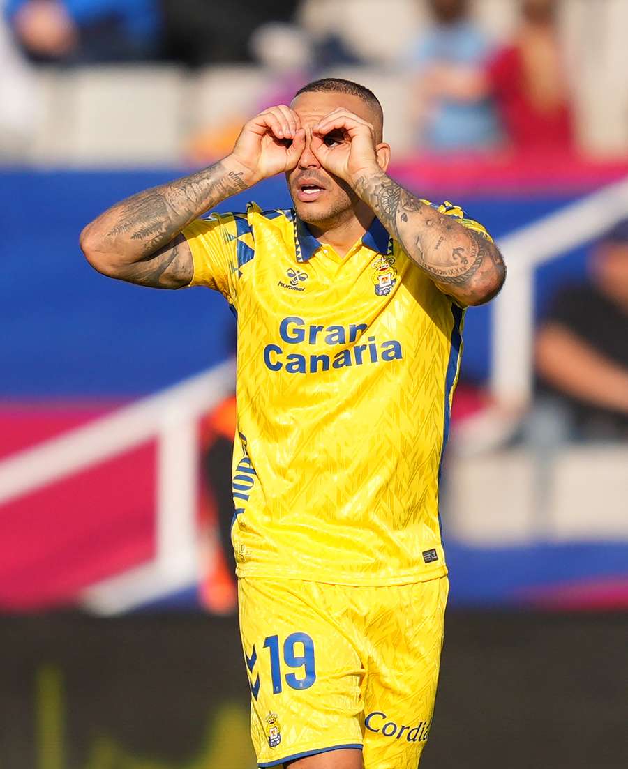 Sandro Ramírez aplicou a Lei do Ex e abriu o placar para o Las Palmas Sandro Ramírez aplicou a Lei do Ex e abriu o placar para o Las Palmas