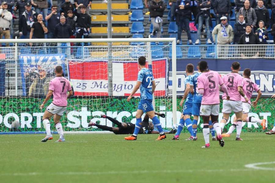 Il gol di Alessio Buttaro per l'1-0 del Palermo