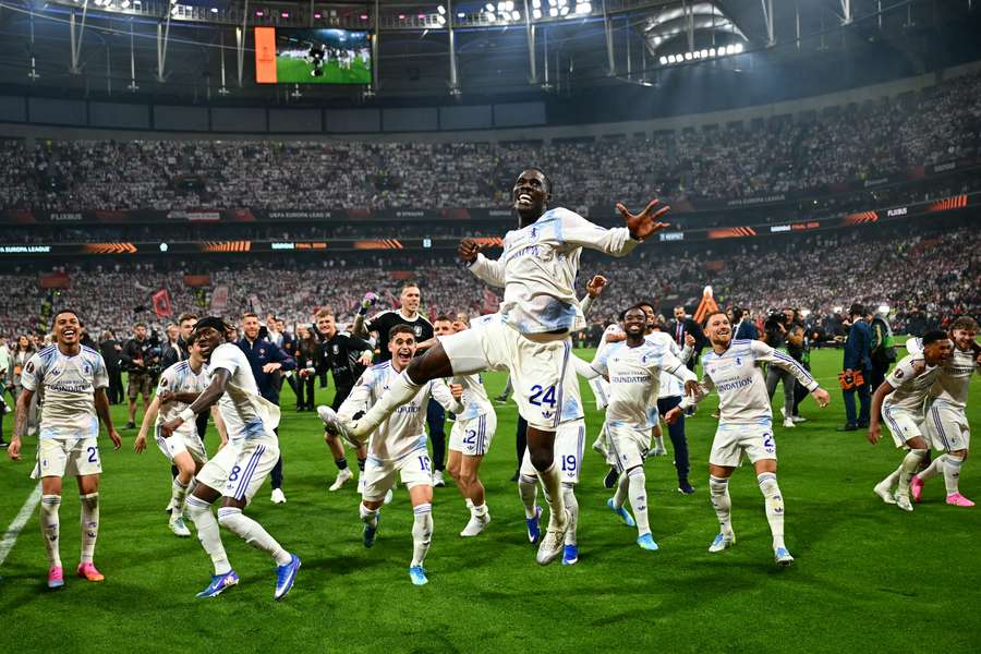 Amadou Onana świętuje z kolegami po wygraniu finału Ligi Europy UEFA Amadou Onana świętuje z kolegami po wygraniu finału Ligi Europy UEFA