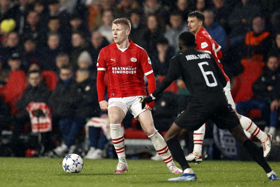 Jerdy Schouten in actie tijdens PSV - Lens