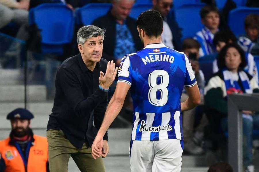 Imanol dá instruções a um dos seus "intocáveis": Mikel Merino. 