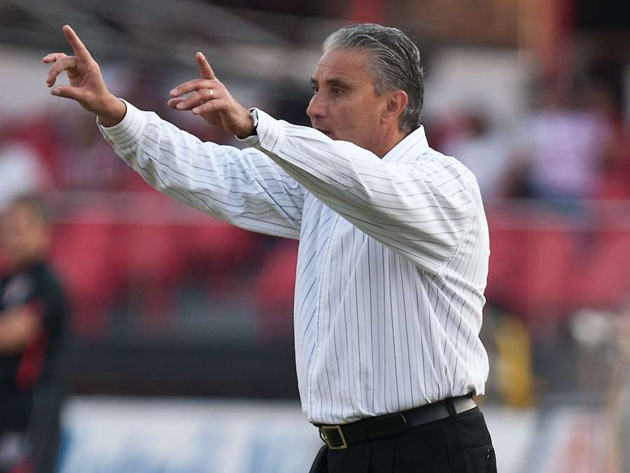 Tite teve primeira passagem pelo Corinthians em 2004