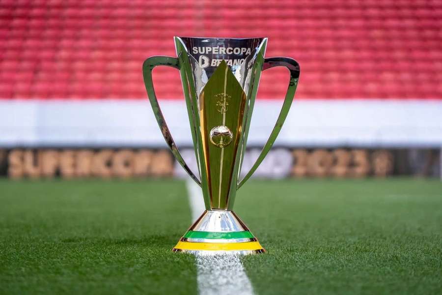 Troféu da Supercopa Rei, que será entregue neste domingo (2), no Mangueirão