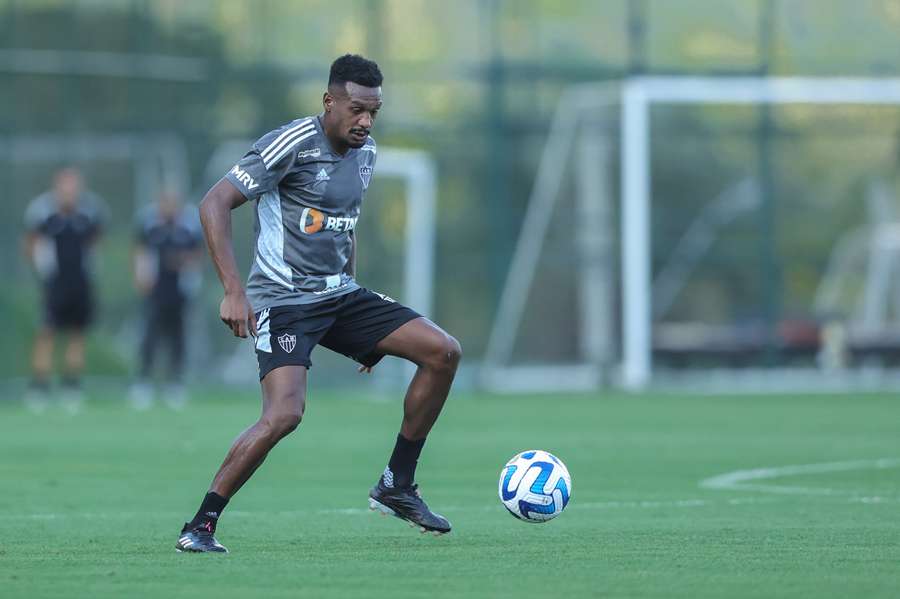 Edenílson usou estádio vazio como desculpa para mau desempenho do Galo