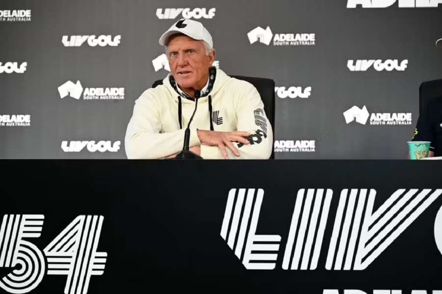  Greg Norman habla con la prensa antes del LIV