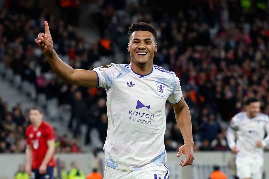 Ollie Watkins, del Aston Villa, celebra su gol