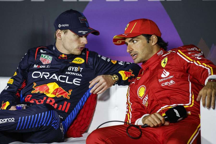 Max Verstappen en Carlos Sainz tijdens de persconferentie in Bahrein