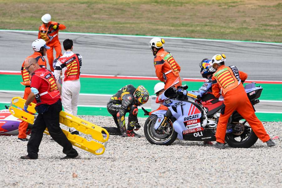 Moto: maxi-incidente al via a Barcellona, paura per Bagnaia