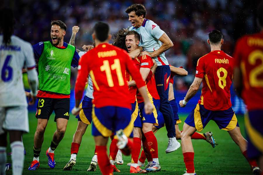 Os jogadores espanhóis festejam a vitória sobre a França