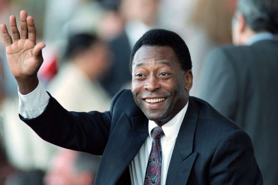 Pelé permanece internado, mas vem registando melhorias no seu estado de saúde