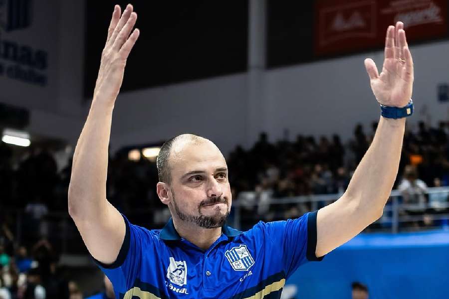 Léo Costa celebra classificação à final com torcida minastenista 