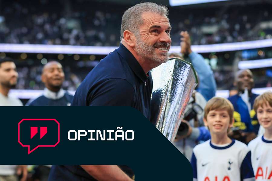 Ange Postecoglou com o troféu da Liga Europa no último dia da época da Premier League