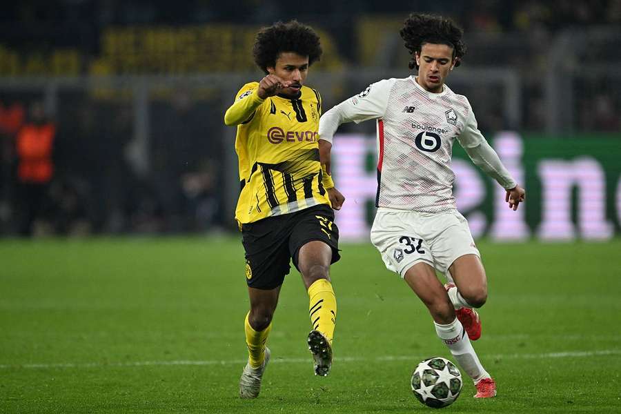Karim Adeyemi, buteur pour Dortmund, au duel avec Ayoub Bouaddi.