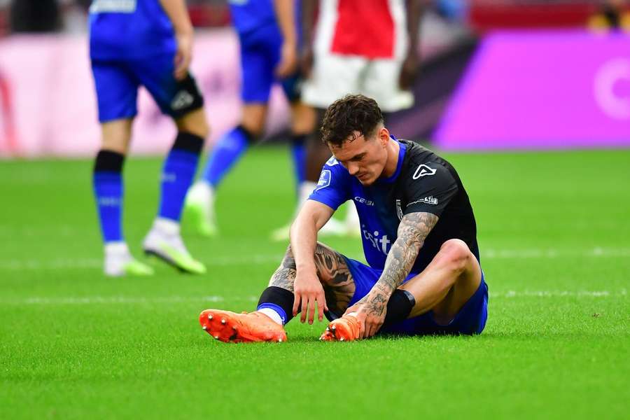 Jizz Hornkamp zit geblesseerd in de Johan Cruijff Arena