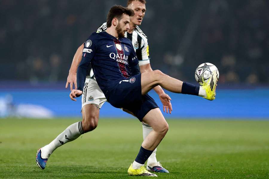 Kvaratskhelia în duel cu Newcastle, miercuri seară.