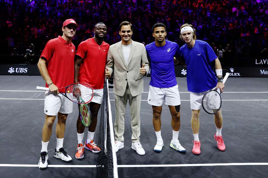 Federer posa com os quatro jogadores do primeiro jogo de pares
