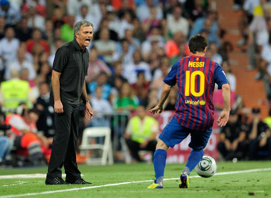 Mourinho em um dos clássicos contra o Barcelona de Messi