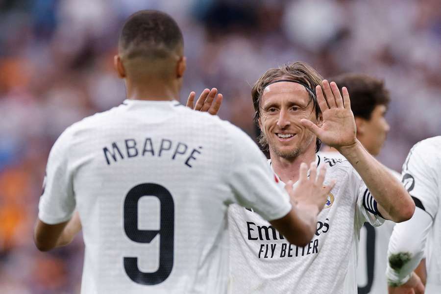 Gólová radost v podání hráčů Realu Madrid Luky Modriče s Kyliana Mbappého.