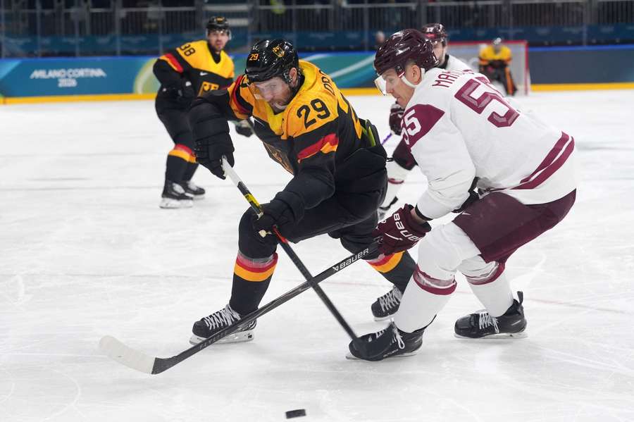 Draisaitl (l.) konnte die Pleite gegen Lettland nicht verhindern