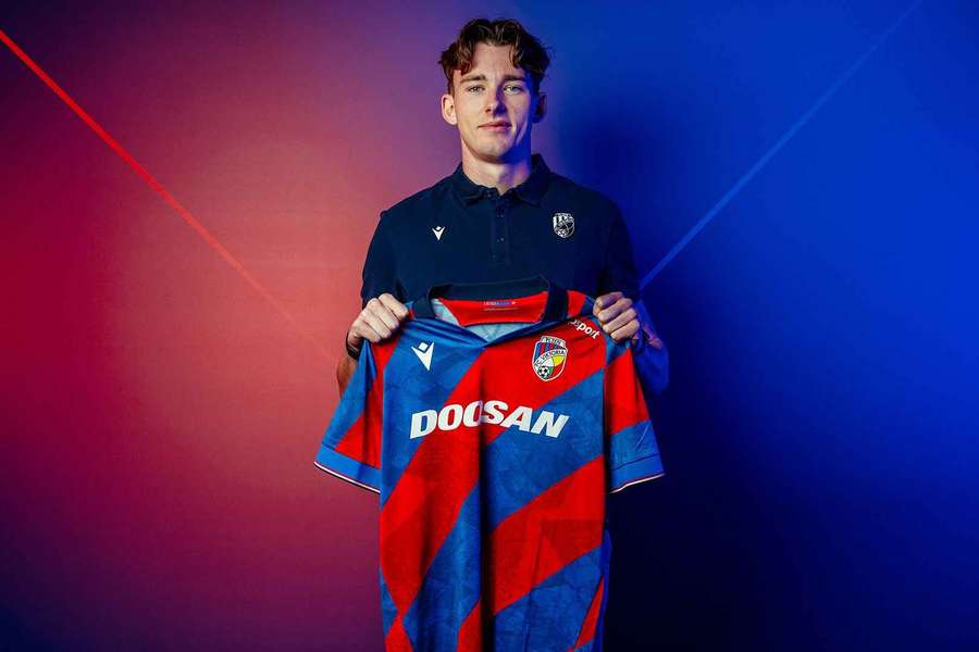 Kadlec pózuje s plzeňským dresem. Kadlec pózuje s plzeňským dresem.