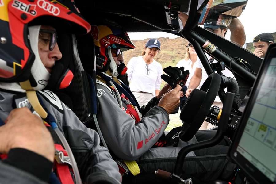 Carlos Sainz continua a liderar a prova